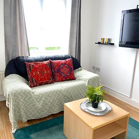 Goodmayes Crescent Apartment - Modern 1 Bedroom First Floor מראה חיצוני תמונה