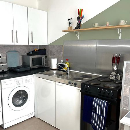 Goodmayes Crescent Apartment - Modern 1 Bedroom First Floor מראה חיצוני תמונה