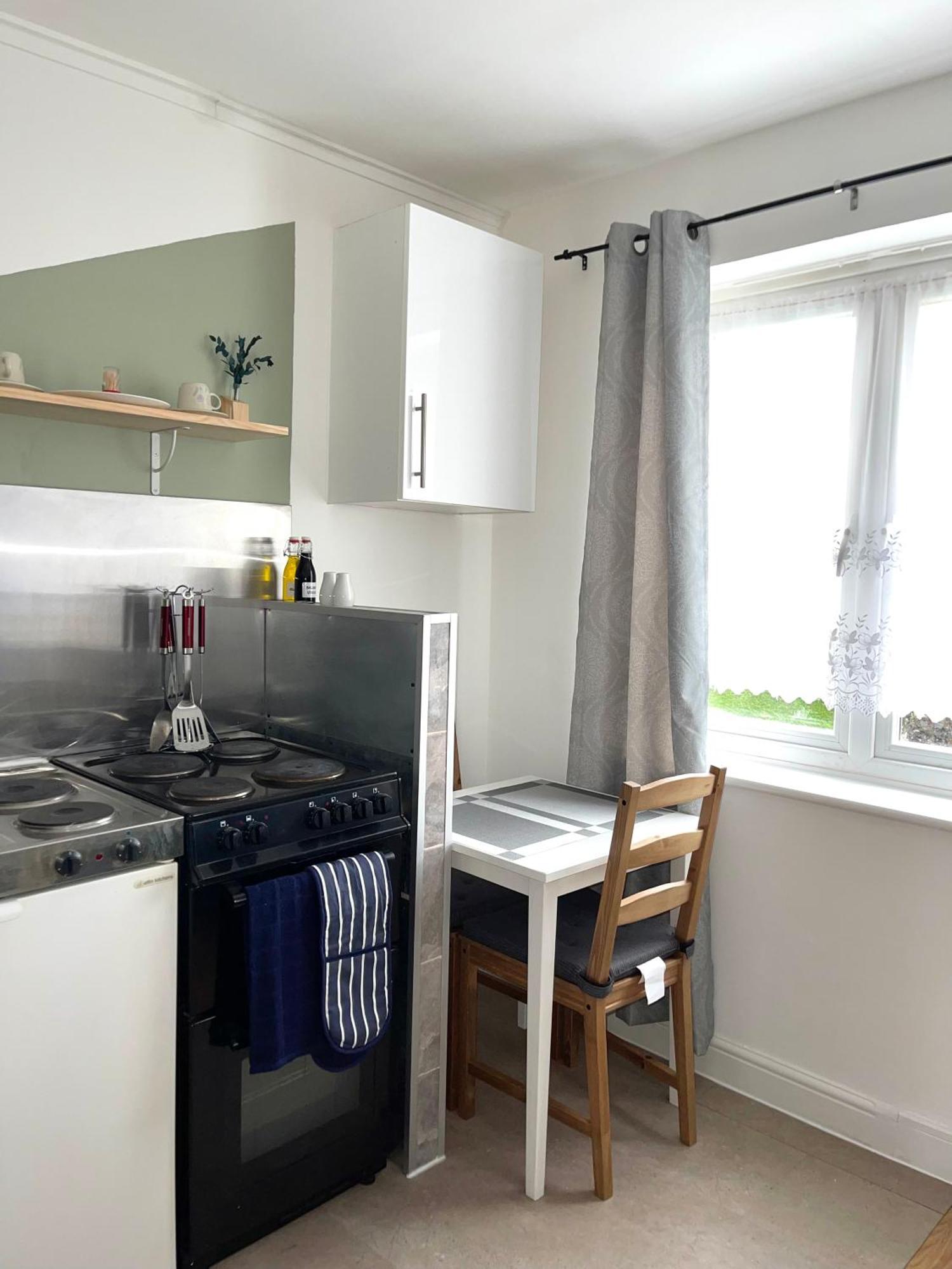 Goodmayes Crescent Apartment - Modern 1 Bedroom First Floor מראה חיצוני תמונה