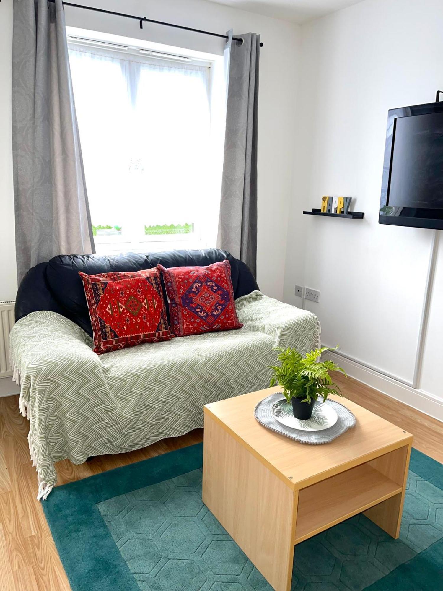 Goodmayes Crescent Apartment - Modern 1 Bedroom First Floor מראה חיצוני תמונה