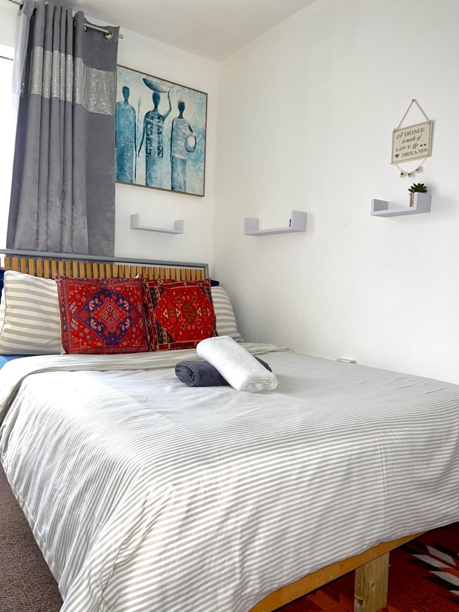 Goodmayes Crescent Apartment - Modern 1 Bedroom First Floor מראה חיצוני תמונה