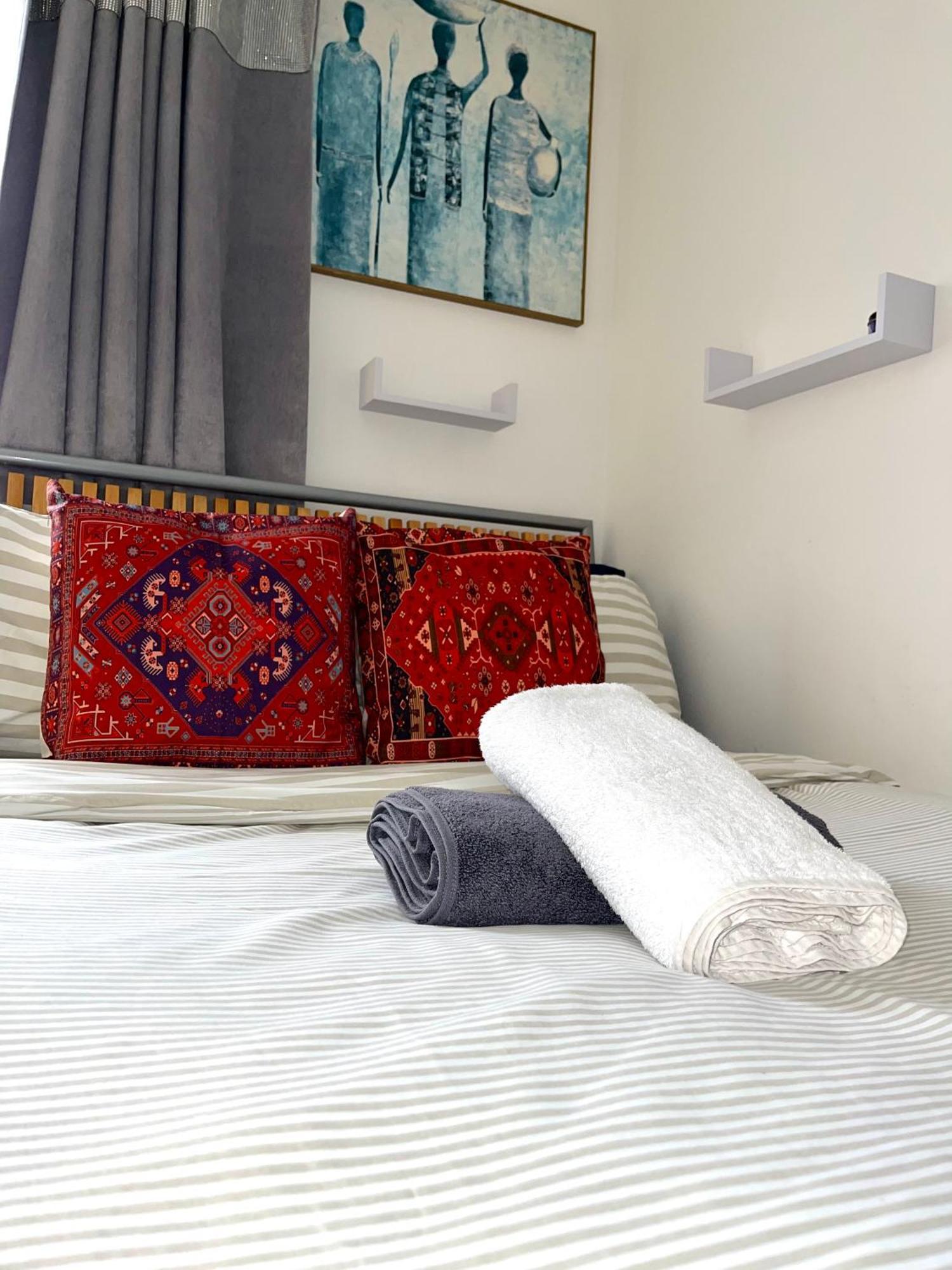 Goodmayes Crescent Apartment - Modern 1 Bedroom First Floor מראה חיצוני תמונה